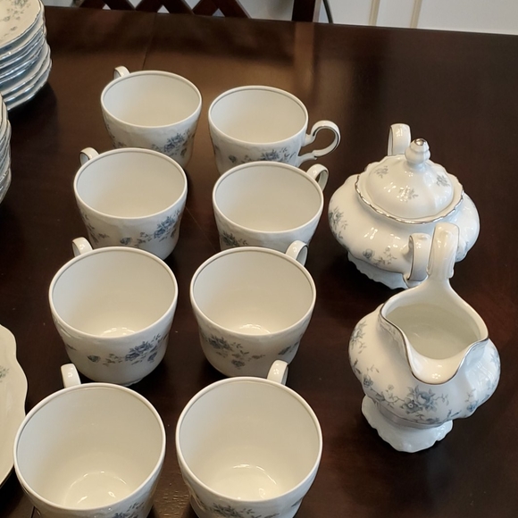 Beautiful Baverian 81 Piece Dinnerware ❤ - Picture 4 of 12